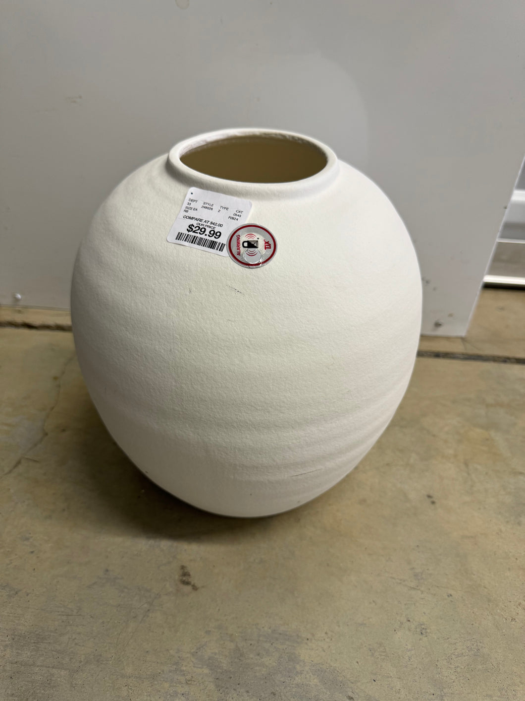 White pottery vase￼