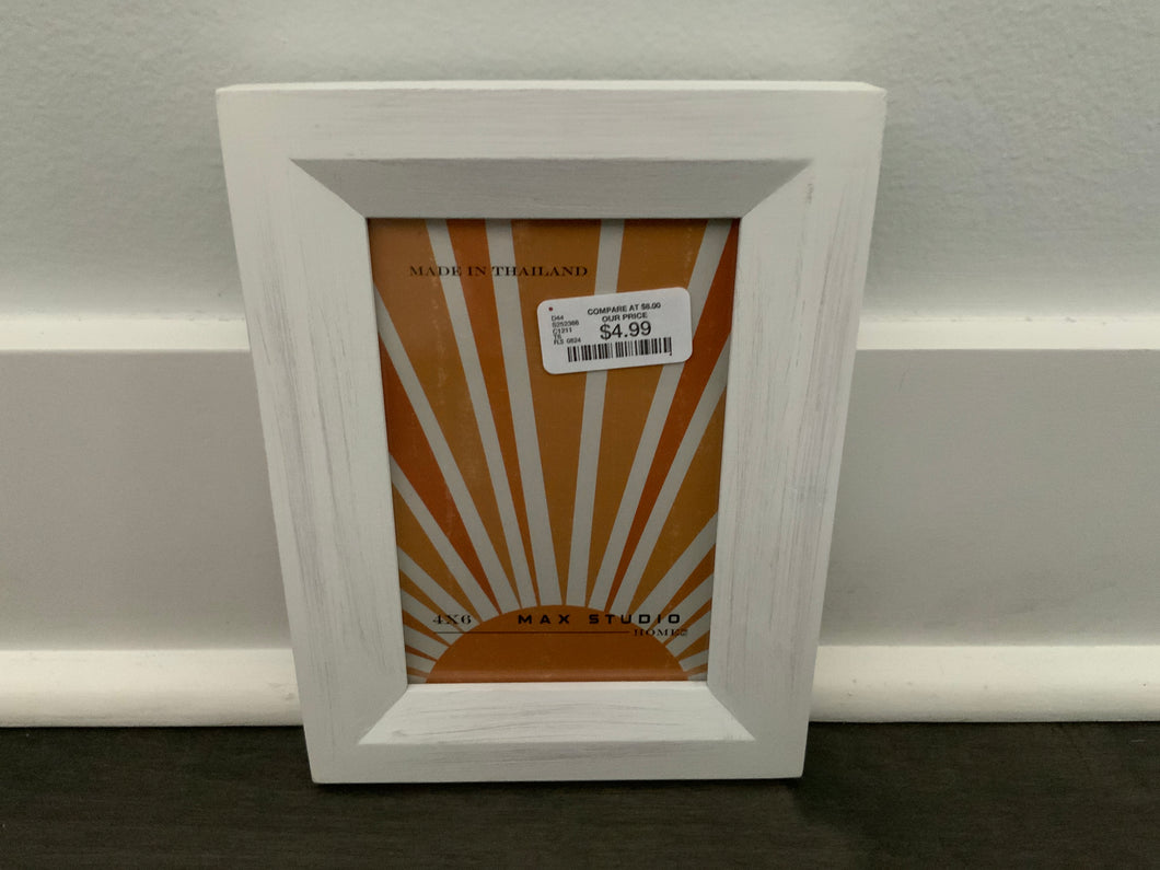 White wooden 4x6 frame